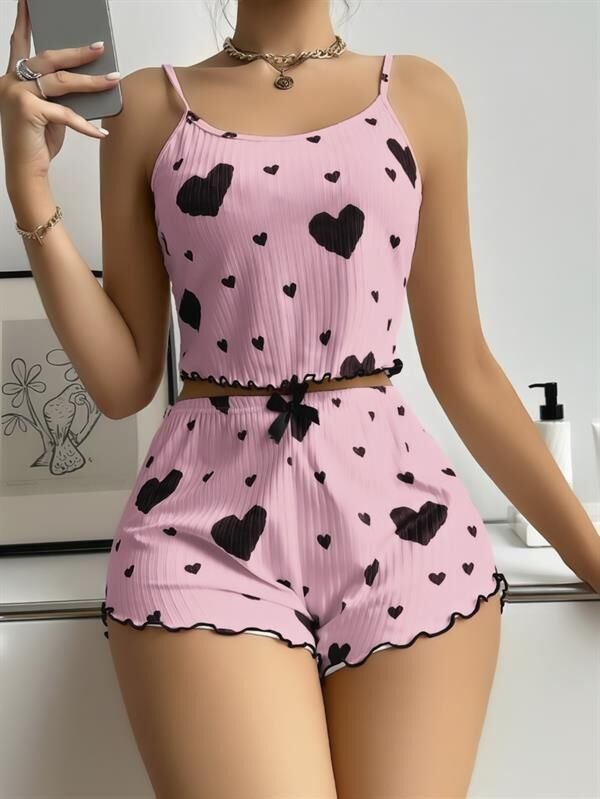 Scarlest Pamuklu Pembe Üstüne Siyah Kalp Desenli Askılı Fitilli Şortlu Pijama Takımı