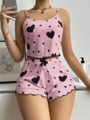 Scarlest Pamuklu Pembe Üstüne Siyah Kalp Desenli Askılı Fitilli Şortlu Pijama Takımı