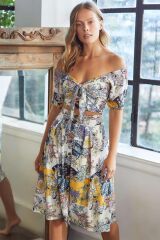 Dokuma Önden Bağlamalı Çiçek Baskılı Omuzu Düşük Büstiyer ve Önden Düğmeli Etek Takım